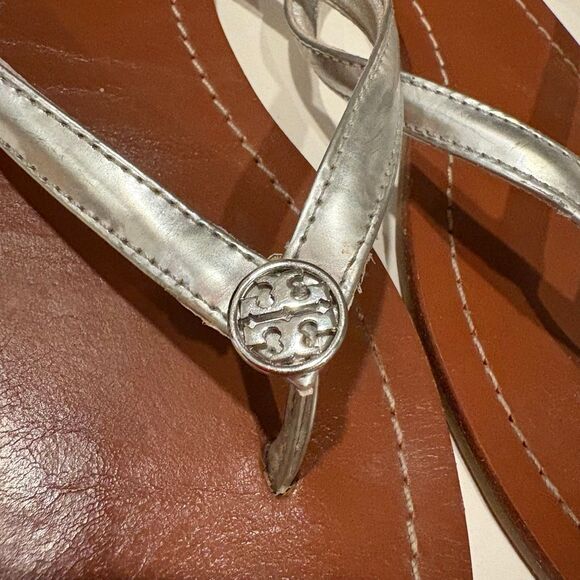 Tory Burch Terra Leather Flip Flop Silver Size 7.5 Vacation Travel - Picture 4 of 7